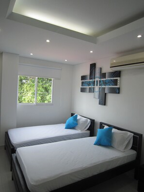 Triple Room | Minibar, desk, free WiFi - Hotel Valmar (Cartagena)