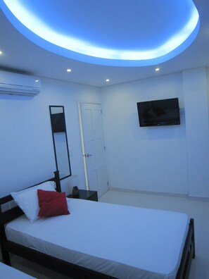 Tweepersoonskamer | Een minibar, een bureau, gratis wifi