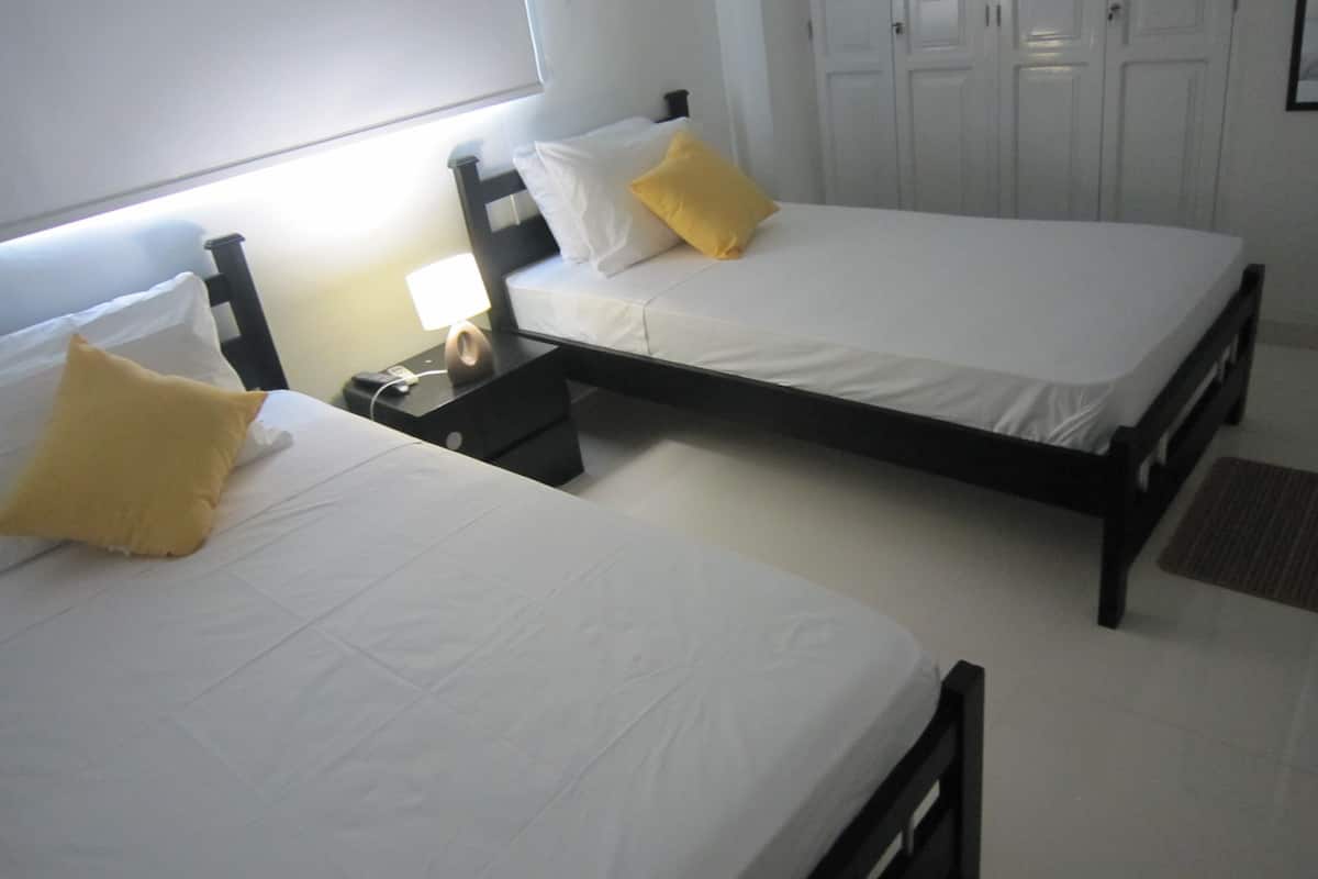 Habitación cuádruple | Minibar, escritorio y wifi gratis