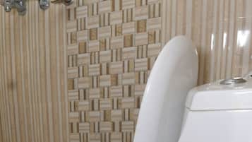 Deluxe-Doppelzimmer, 2 Schlafzimmer | Badezimmer | Kostenlose Toilettenartikel, Haartrockner, Bademäntel, Hausschuhe