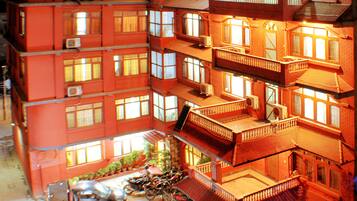 Fassade der Unterkunft – Abend/Nacht