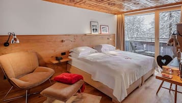 Premium bedding, down comforters, minibar, in-room safe