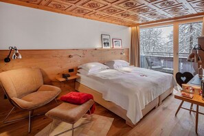 Premium bedding, down comforters, minibar, in-room safe - Swiss Alpine Hotel Allalin (Zermatt)