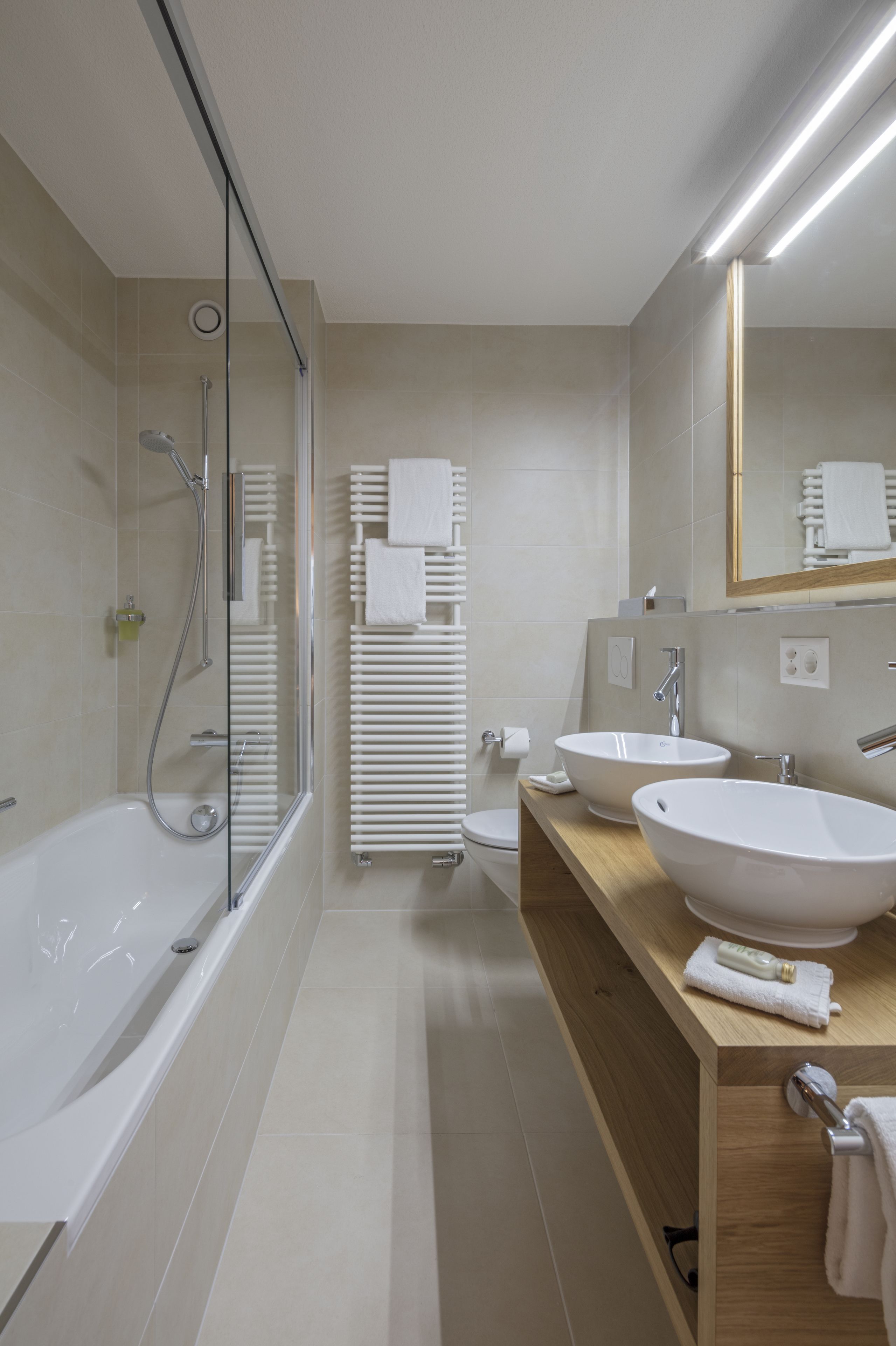 bathtub, deep-soaking bathtub, free toiletries, hair dryer