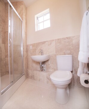Condo, 3 chambres | Salle de bain | Séchoir à cheveux, serviettes fournies