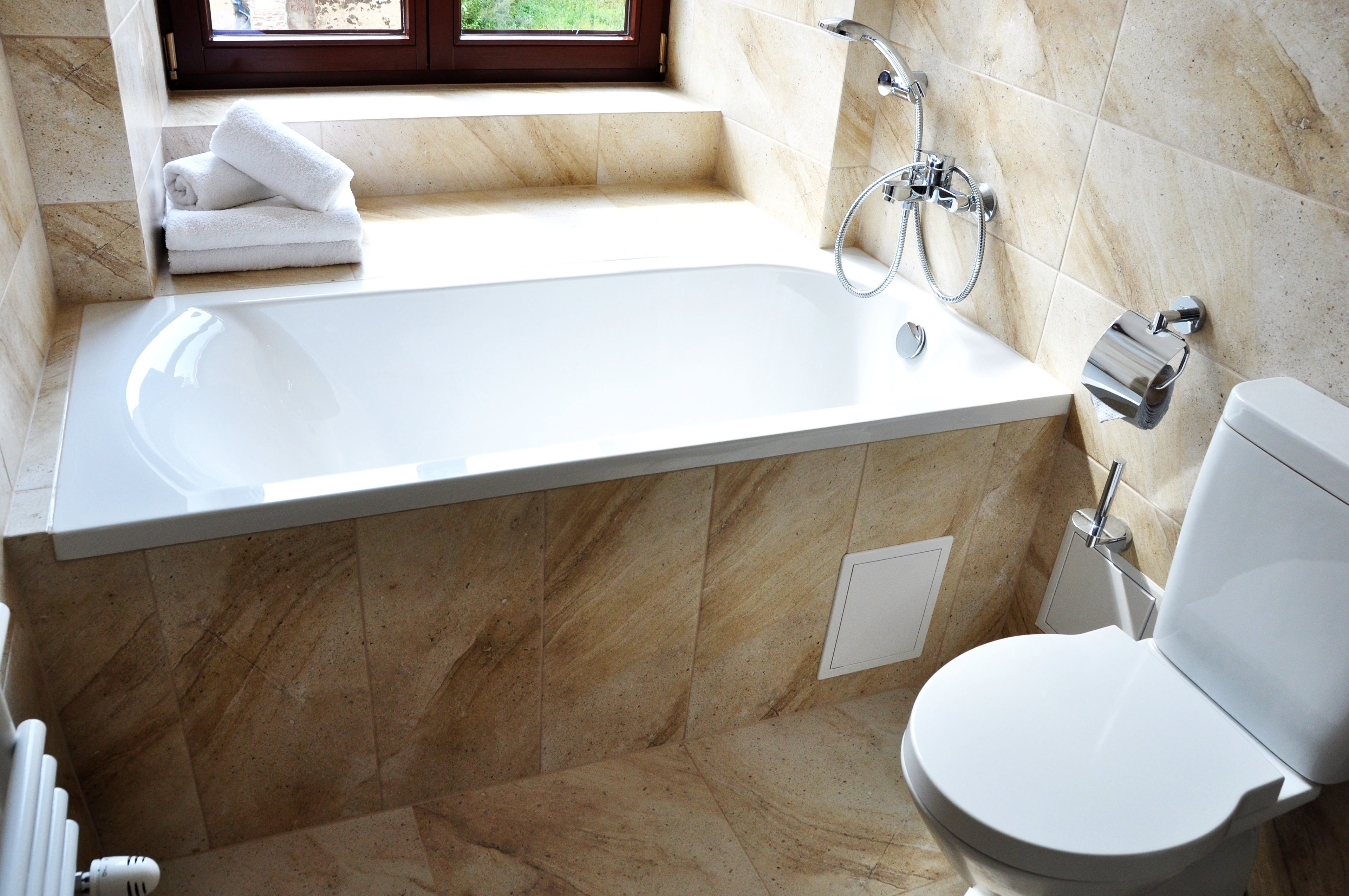 deluxe suite | bathroom | free toiletries, hair dryer, slippers, towels