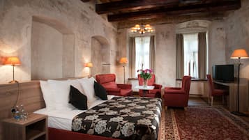 Deluxe Suite | Minibar, in-room safe, desk, iron/ironing board