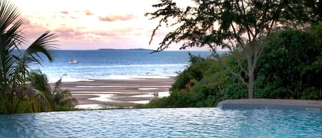 Una piscina al aire libre, tumbonas