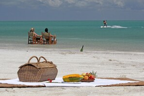 On the beach, white sand, beach towels, fishing - Casa Rex by Sol Resorts (Vilanculos)
