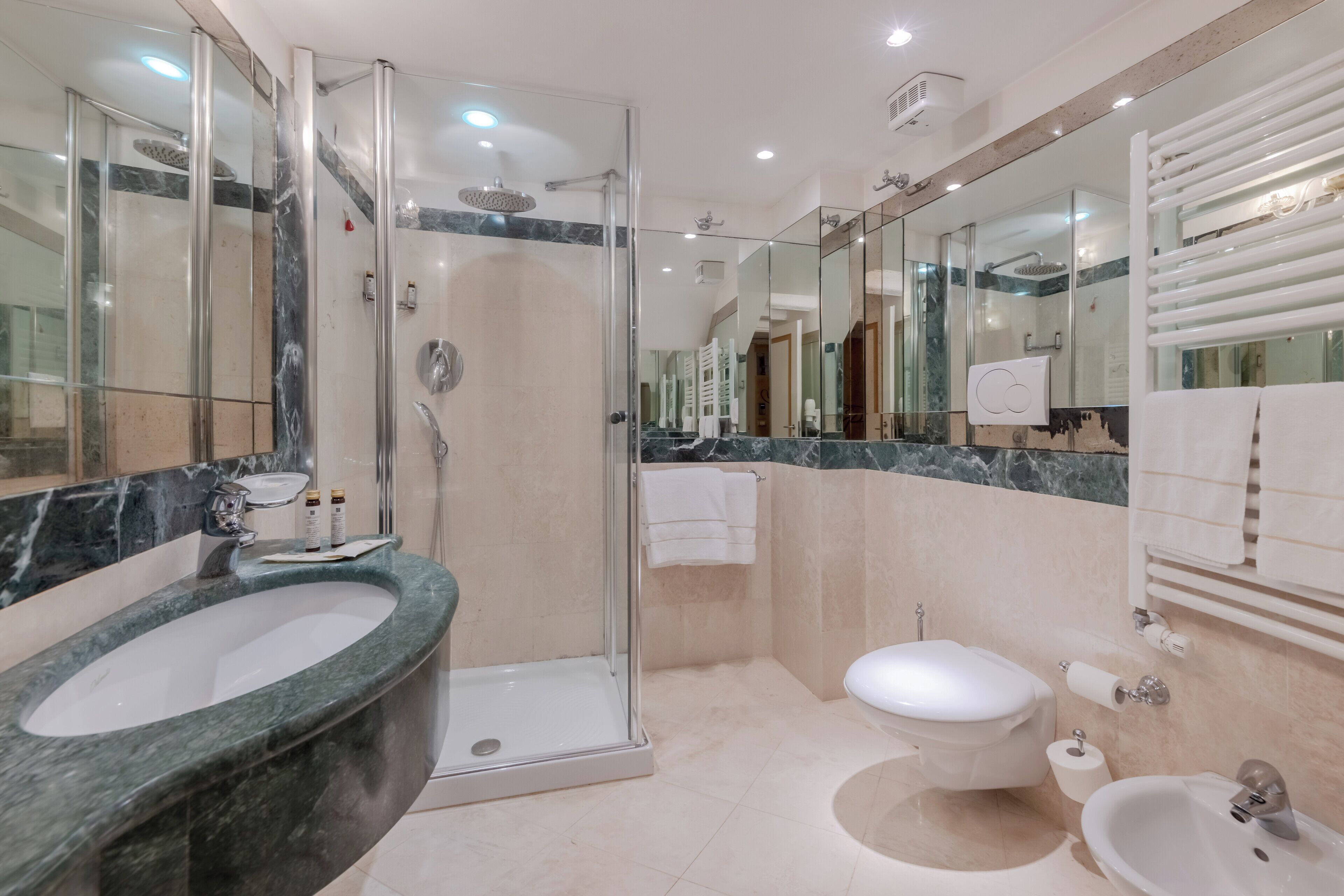 Chambre Classique | Salle de bain | Douche, douche à « effet pluie », articles de toilette gratuits