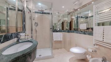 Chambre Classique | Salle de bain | Douche, douche à « effet pluie », articles de toilette gratuits