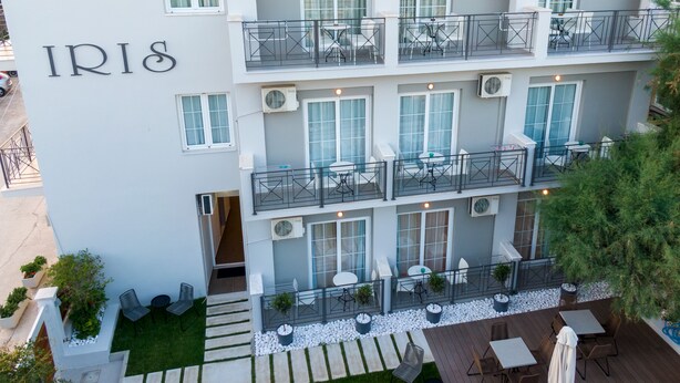 Un hotel su più piani con balconi, posti a sedere all'aperto e una terrazza panoramica.