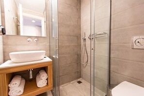 Familieleilighet | Bad | Dusj, toalettartikler (inkludert), hårføner og tøfler