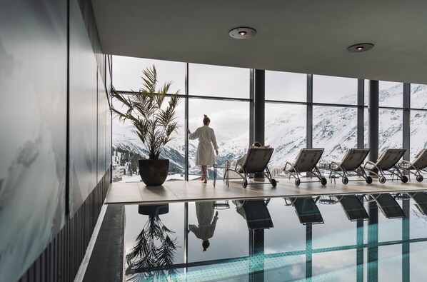 Indoor pool, seasonal outdoor pool, sun loungers - SKI | GOLF | WELLNESS Hotel Riml (Soelden)