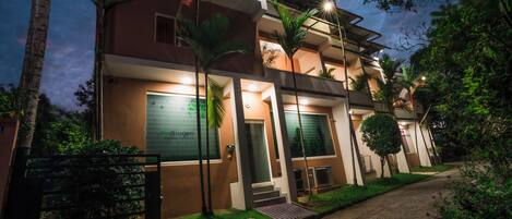 Vista frontal de la propiedad