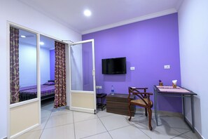 Premium Suite | Living area | 32-inch LCD TV with satellite channels, TV