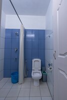 Ducha, artículos de tocador gratuitos, secador de pelo, toallas