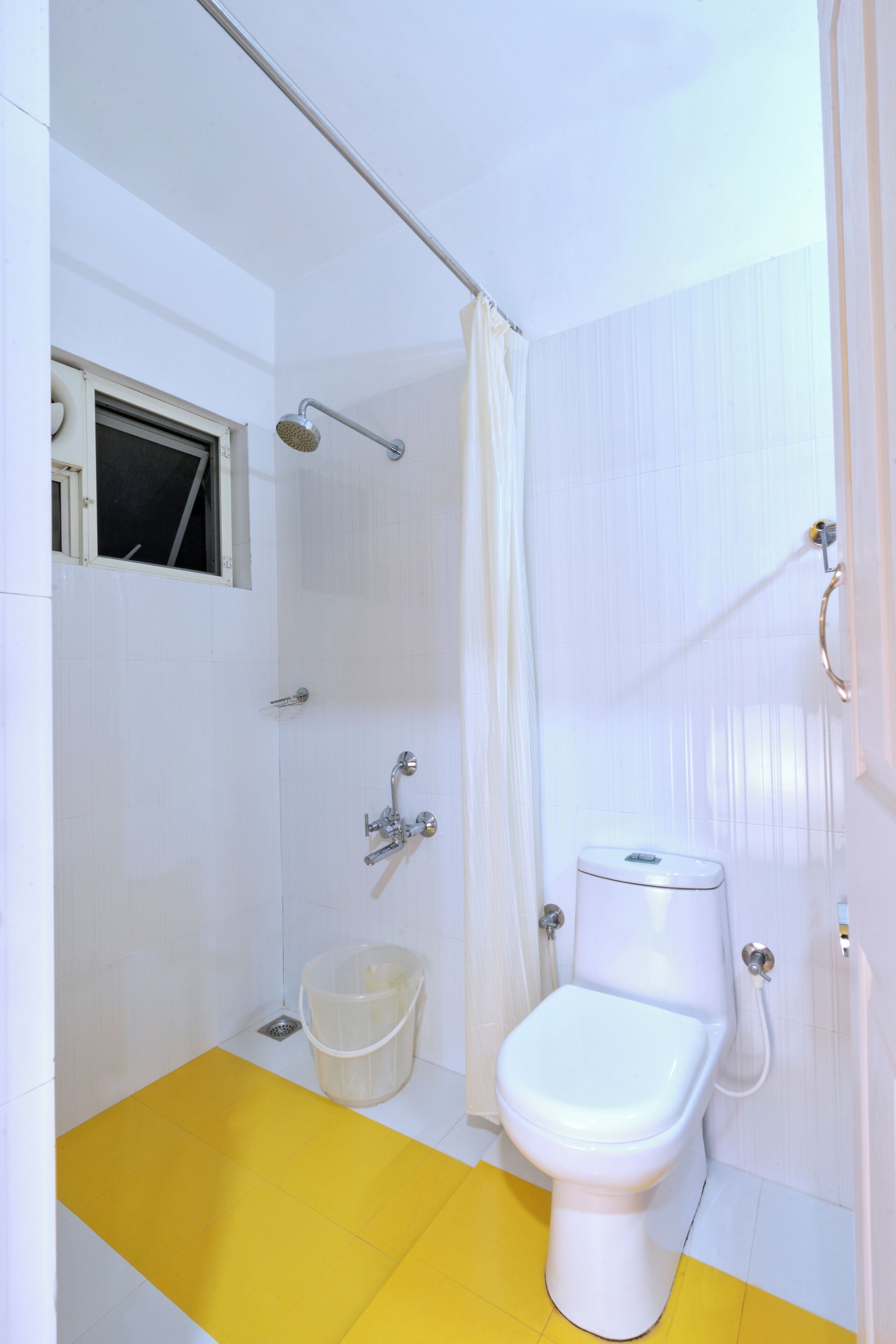 premium suite | bathroom | shower, free toiletries, hair dryer, towels