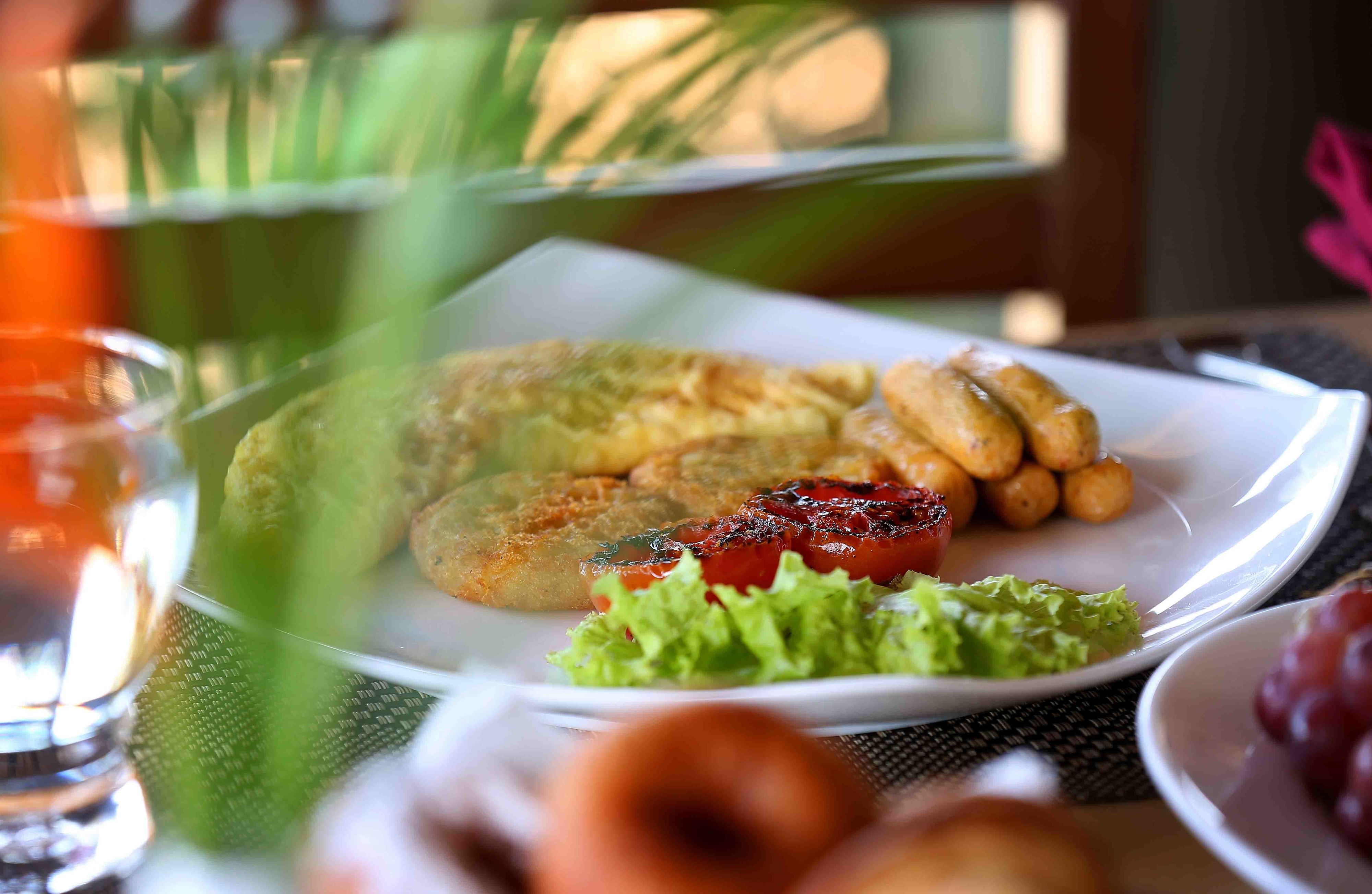 Daily buffet breakfast for a fee