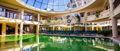2 piscinas techadas, una piscina al aire libre de temporada, sombrillas
