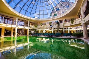 2 piscines couvertes, piscine extérieure (ouverte en saison)