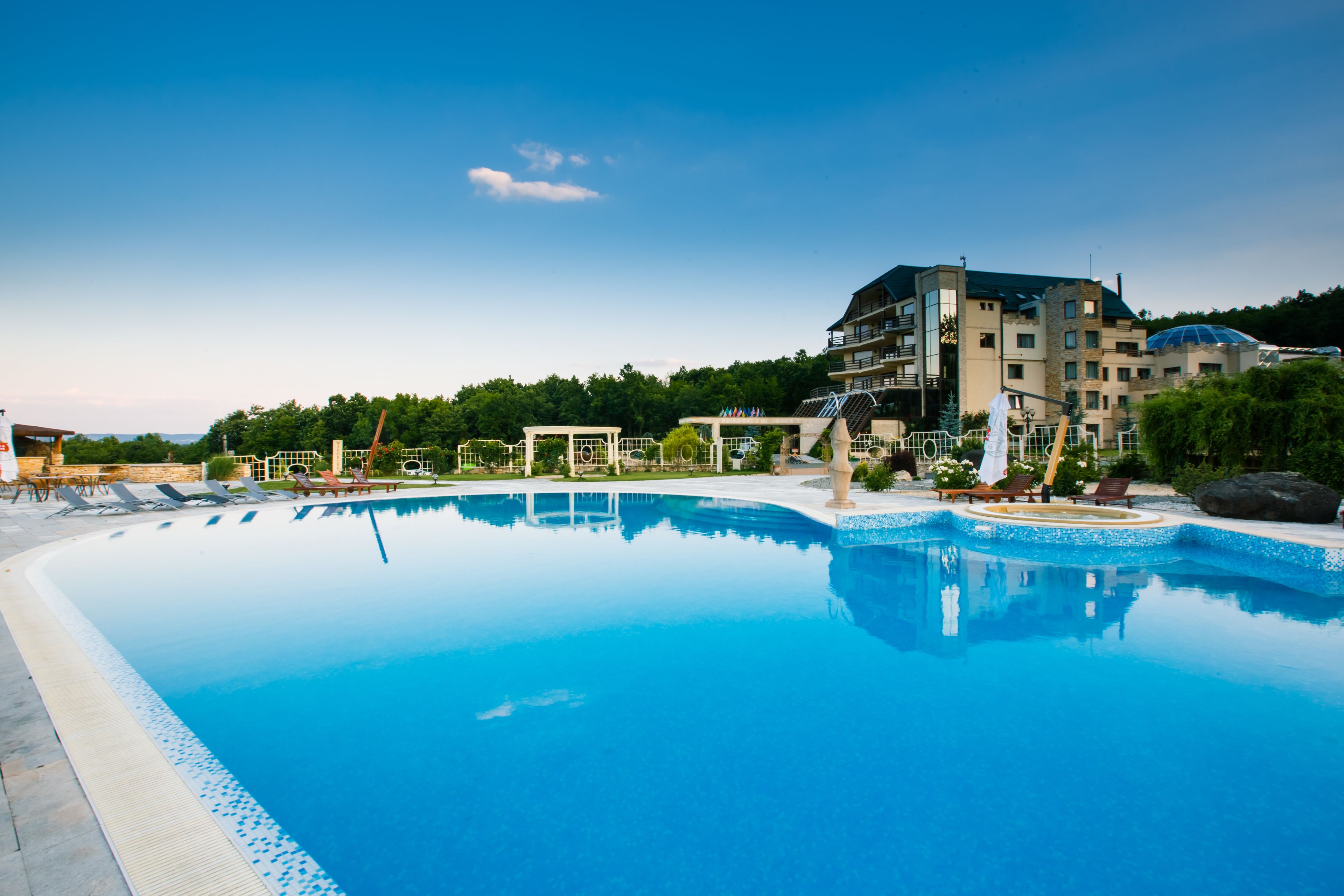 2 inomhuspooler, en säsongsöppen utomhuspool, parasoller och solstolar