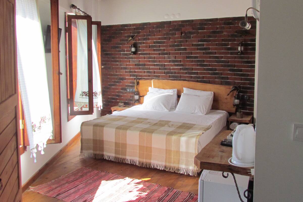 Deluxe Room | Minibar, in-room safe, free cribs/infant beds, rollaway beds