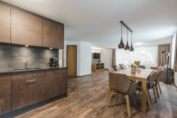 Departamento, 3 habitaciones, vista a la montaña (Matterhorn) | Área de sala de estar | Televisión LCD de 32 pulgadas con canales por cable y televisión 