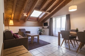 Standard Apartment, 1 Bedroom | Living room | 32-inch LCD TV with cable channels, TV - Apartments Patricia (Zermatt)
