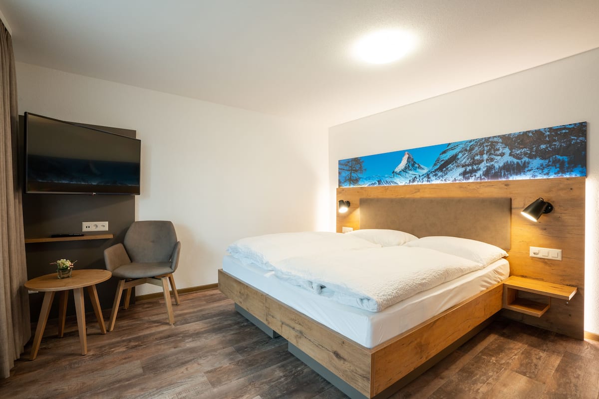Apartment, 2 Bedrooms, Mountain View | Hypo-allergenic bedding, in-room safe, blackout curtains, free WiFi