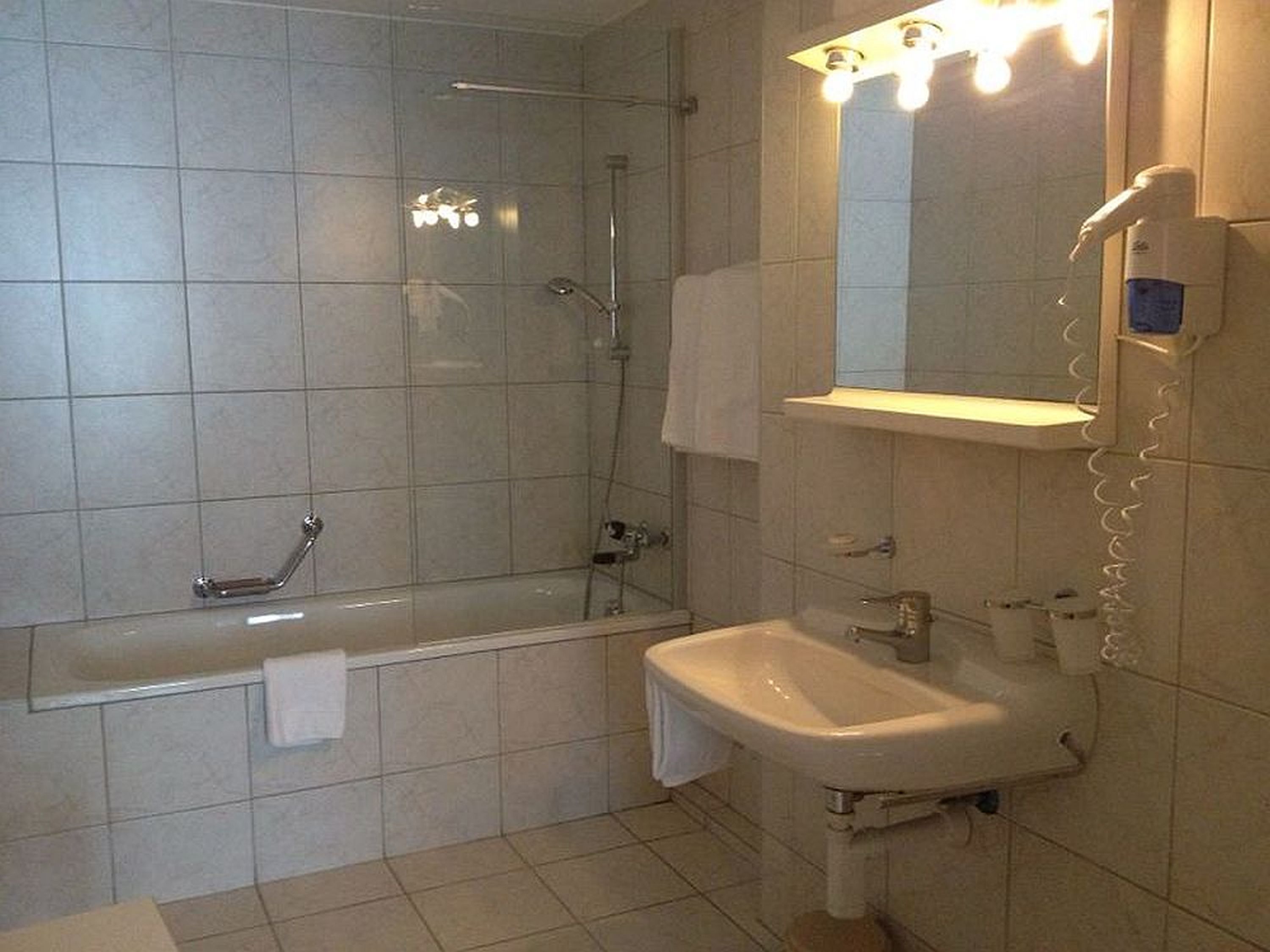 apartment, 3 bedrooms, mountain view (matterhorn) | bathroom | shower, hair dryer, towels