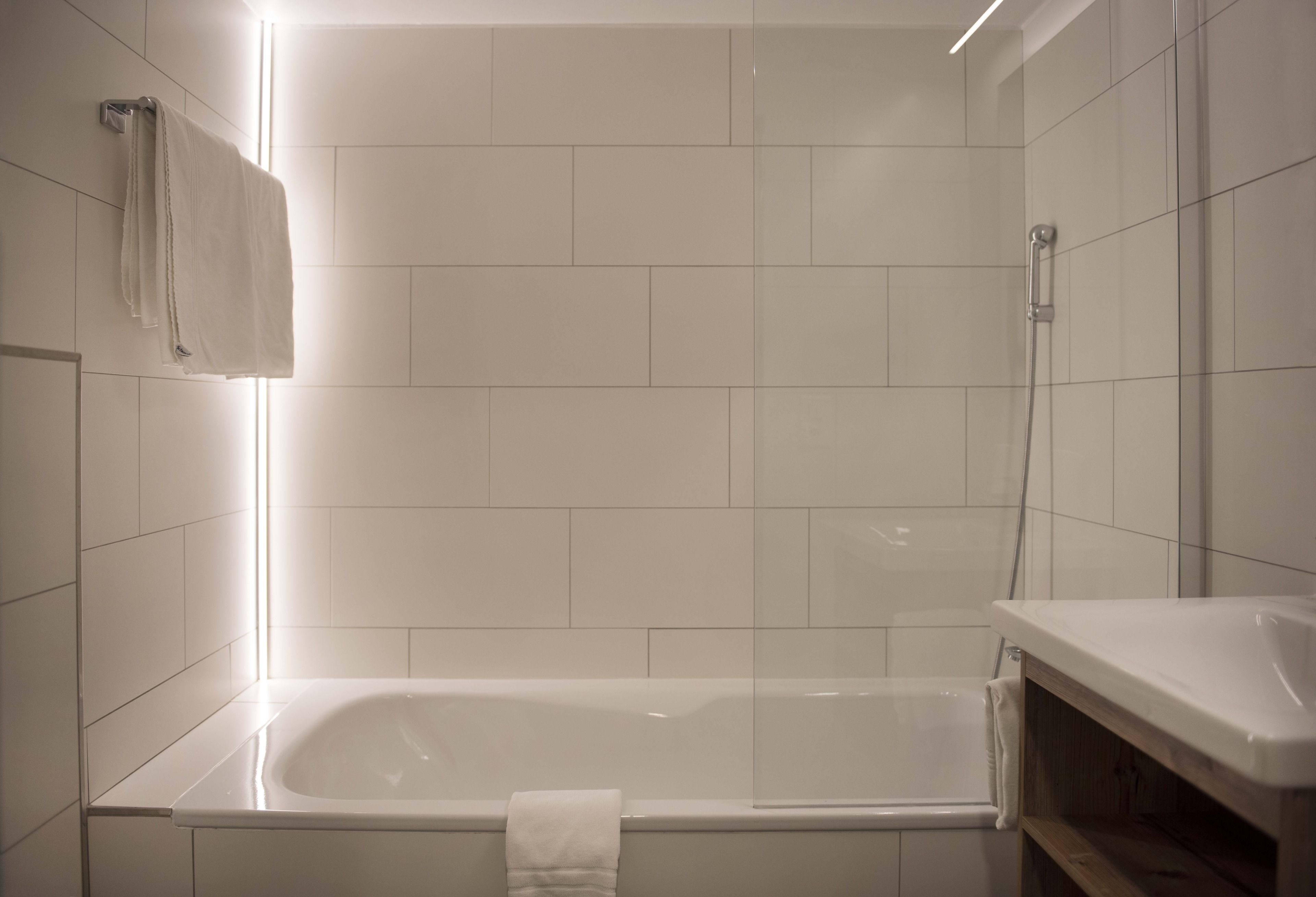 スーペリア スタジオ 浴槽 | バスルーム | シャワー、ヘアドライヤー、タオル