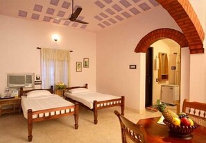 Artículos del minibar gratis, escritorio y sistema de insonorización 