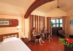 Artículos del minibar gratis, escritorio y insonorización