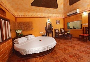 مأكولات ومشروبات مجانية في الميني بار ومكتب وتجهيزات عازلة للصوت