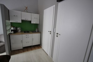 Apartment (Pearl) | Private kitchenette | Full-sized fridge, microwave, stovetop, coffee/tea maker