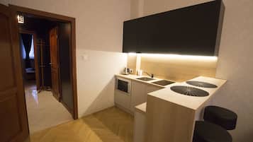 Apartamento Deluxe, 2 habitaciones (Gold) | Cocina privada | Frigorífico grande, microondas, placa de cocina y cafetera o tetera