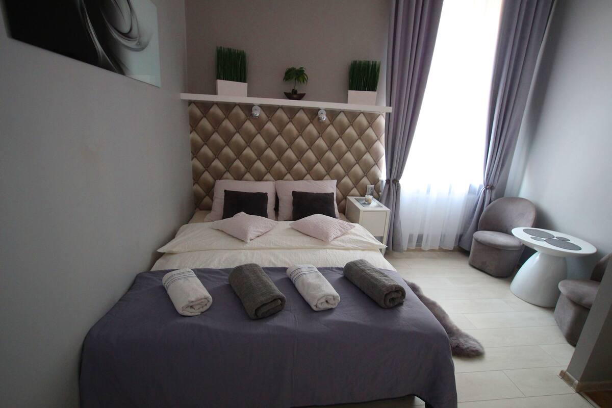 Apartment (Pearl) | Soundproofing, iron/ironing board, WiFi (free), bed sheets