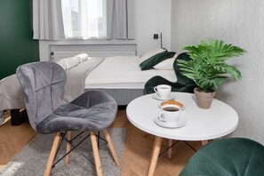 32-inch flat-screen TV with satellite channels, LCD TV - Rainbow Apartments 3 (Kraków)