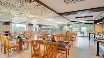 Serviço de café da manhã, almoço, jantar; vistas para a piscina