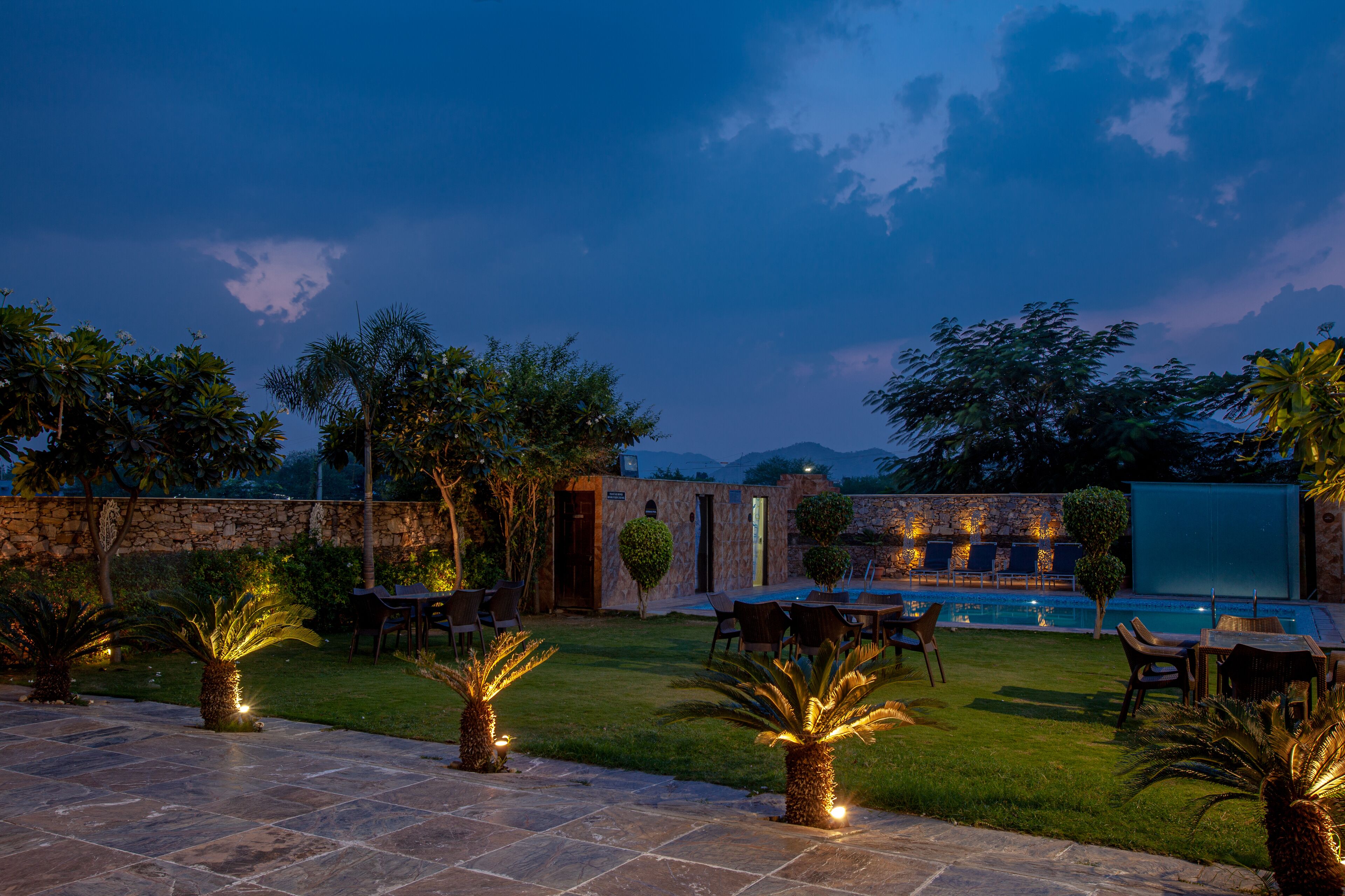 Una piscina al aire libre