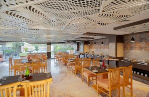 Petit déjeuner, déjeuner et dîner servis sur place, vue sur la piscine