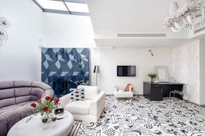 Luxury Apartment (White) | In-room safe, individually decorated, desk, soundproofing - Hotel Lenart (Wieliczka)