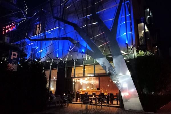 Serveert ontbijt, lunch, diner, regionale gerechten