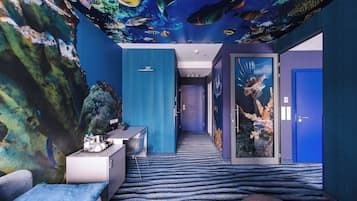 Departamento superior, 1 habitación, para no fumadores (Blue) | Sala de estar | Televisión LCD de 32 pulgadas con canales vía satélite y televisión
