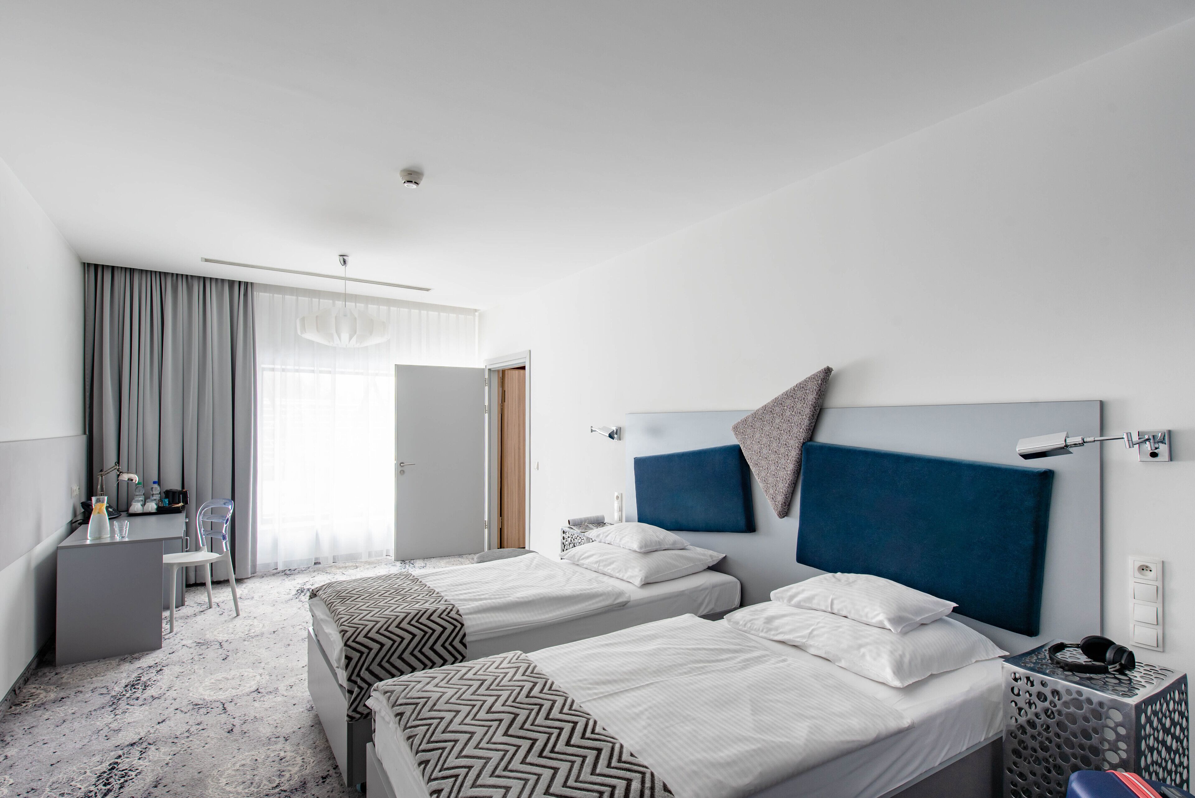 Familiesuite, 2 soverom (with adjoining door) | Safe på rommet, individuelt dekorert, skrivebord og lydisolert