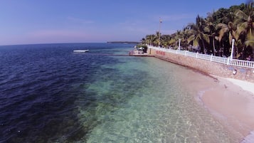 Privat strand, solstolar, parasoller och rodd/paddling