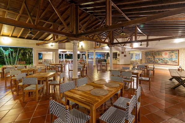 2 restaurantes, culinária internacional