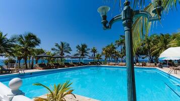 Piscine extérieure, parasols de plage, chaises longues