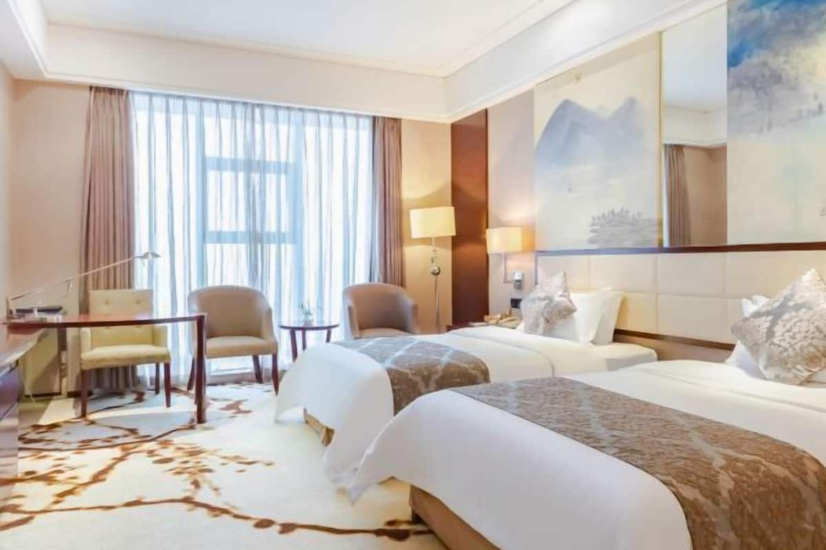Een minibar, een kluis op de kamer, een wekker